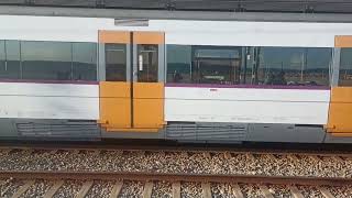 Renfe Rodalies 447 entrando y saliendo de Sant Pol de Mar en Enero de 2023