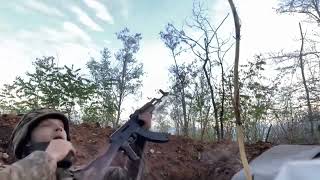 Ukrainian soldiers drinks coffee during the battle烏克蘭士兵在作戰時喝咖啡