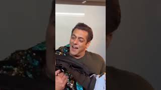 Salman khan and abdu rozik fun behind big bogg set