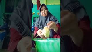 bikin kupat buat makan dihari lebaran besok