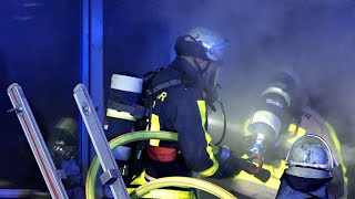 Menschenrettung: Ausgedehnter Wohnungsbrand in der Nacht | 25.06.2022