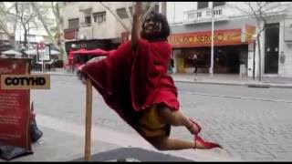 Extraña mujer levitando "India lagarta" en Mendoza