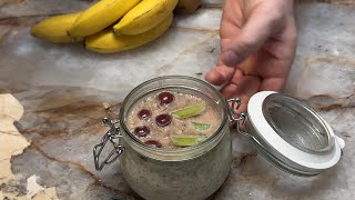 Frühstück im Glas mit Obst und Haferflocken