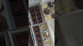 Brownie and cupcake treatbox| Buttercream| Decorating techniques and Ideas| Flowers| Rose|viral