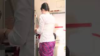 Kesibukan Pramugari Cantik Batik Air di dalam Pesawat