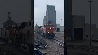 BNSF fertilizer train in the rain