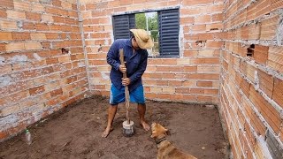 SOQUEI O CHÃO, PARA FAZER O CONTRA PISO E COMEÇAMOS O REBOCO DO BARRACO .liu e Márcia vida na roça.