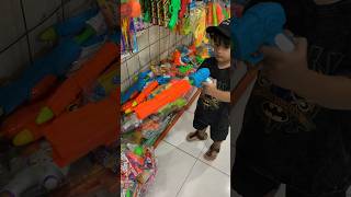 Mainan kesukaan adek ravellio #shorts #shortsviral #funny #funnyvideo #mainananak #tembak-tembakan