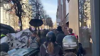 Митингующие требуют отставки режима Макрона, отмены военной поддержки Украины и пенсионной реформы.