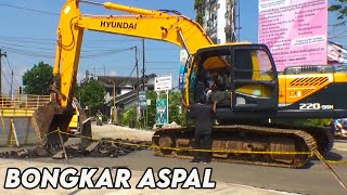 Bongkar Aspal Jalan Raya - Excavator Besar Beko Keruk - Perbaikan Jalan Yang Rusak