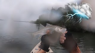 MUITA CHUVA, POUCO PEIXE, MAS SEMPRE SAI! (Pesca com Caiaque)