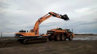 See how sand fills the truck in less time with an excavator | Caterpillar Boy