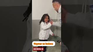 Neymar se lesiona e deixa o estádio centenário com a perna enfaixada!