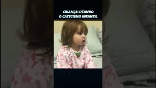 Criança citando o catecismo infantil.