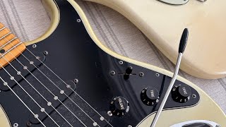 ¿Por qué una guitarra se siente más blanda que otra al tocar?￼