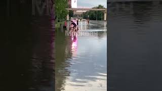 😢 Очень грустное видео с велосипедистом, попавшим в ливень.