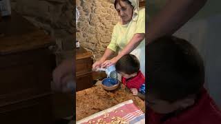 Nonna Luisa macina le mandorle con il nipotino