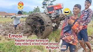 Joki traktor emosi saat kepater lumpur kurang air