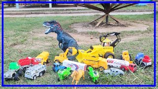 Menemukan Mainan Mobil Mobilan Anak anak di taman  Excavator Truk  Dozer dan Dinosaurus Eps 108