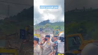 Beberapa alat berat dan puluhan petugas . pembongkaran bangunan di jalur puncak #beritaterkini