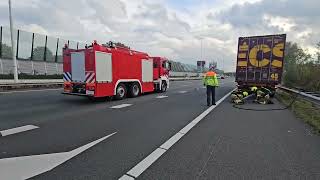 Brandweer koelt vastgelopen remmen van vrachtwagen op A16 Dordrecht