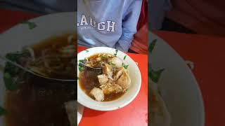 Cobain makan mie ayam bakso isi daging sapi porsi jumbo enak banget @4anakrambow #shorts