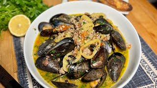 Mussels in White Wine with Garlic Bread