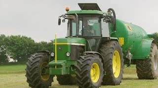 John Deere 3650 Spreading slurry on first cut silage