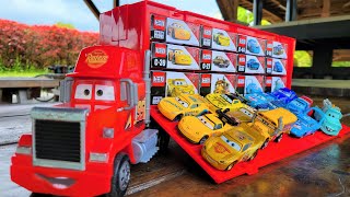 Store the found Tomica Cars in a large red trailer | Emergency driving