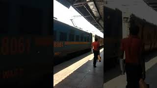 WAG7 #Ballia - LTT #Mumbai express at #Bhopal Junction | Train number 01026 #shorts #indianrailways