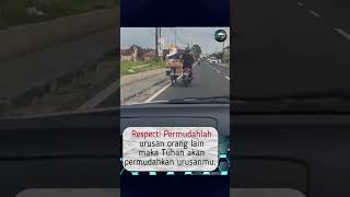 Momen Tukang Becak Beri Penumpang Gratis Pada Pengemis #becak #shorts #news #penumpang #trending