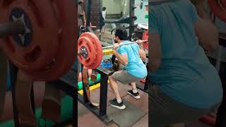 Dekho meri leg squats workout kitne ka hee #subscribetomychannel #viral #trending #gym #shorts #like