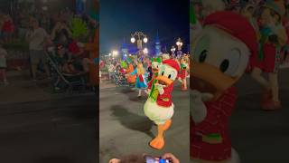 Kisses From Donald Duck During the Christmas Parade 😍 #christmas #disney #disneychristmasparade