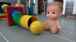 콩콩이와 신나는 컬러 파이프 공놀이를 해요! playing an exciting color pipe with Baby Doll