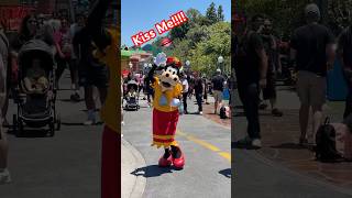 Clarabelle Kiss Me!!! #clarabelle #toontown #disneyland #meetandgreet #disneycharacters #kissme