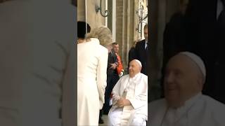 La reina de Bélgica usa el privilegio de poder ir de blanco ante el papa