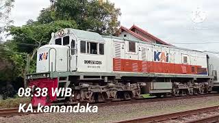 hunting kereta api edisi pagi siang. sore malam ada KA petikemas berangkat di stasiun weleri