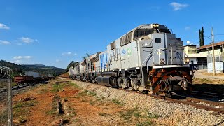 Trem de minério vazio com trio de SD70ACeBB passando pelo pátio de Azurita (EZU) MG