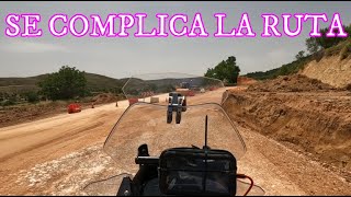 Carretera en obras en mitad del viaje en moto.