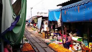 Kereta Api Lewat Pasar