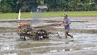 kerja sama!joki muda dan joki senior kerja sama mengolah tanah menggunakan traktor sawah quick g1000