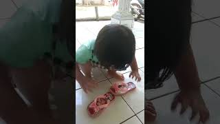 pake sendal kebalik eh tetep dipake #viral #eskrim #sendaljepit #gemoy #cutebaby