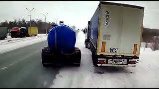 А куда было фуроводу деваться? | Two trucks collided on the highway in Russia