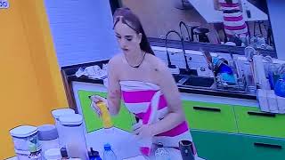 GALA HACIENDOSE UN HELADO #LACASADELOSFAMOSOS