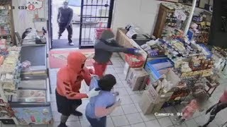 LiveLeak - Mother And Daughter Try To Escape Robbery