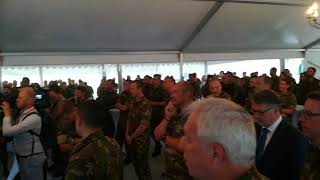 Koning bij militairen in Rukla