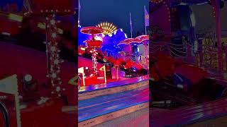 BAYERNKURVE #achterbahn #kermis #kirmes #kirmeslichter #lights #volksfest #fairrides #lightshow #fun