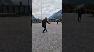 A street performance in como Italy #frisbee #tricks #streetlife