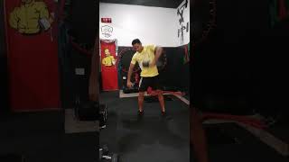 Exercício para atleta Remada alta unilateral com dumbell saindo do chao #feedshorts