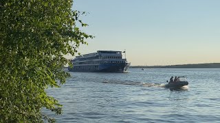 Теплоход-пансионат «Лебединое озеро». Вход в канал им. Москвы